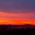 Pôr do sol em Pirenópolis revela espetáculo sobre a Serra dos Pireneus