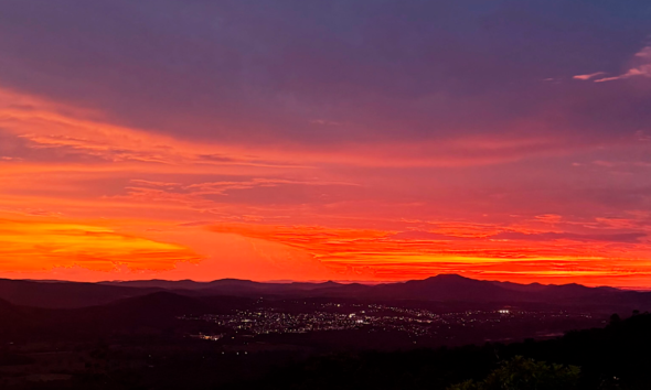 Pôr do sol em Pirenópolis revela espetáculo sobre a Serra dos Pireneus