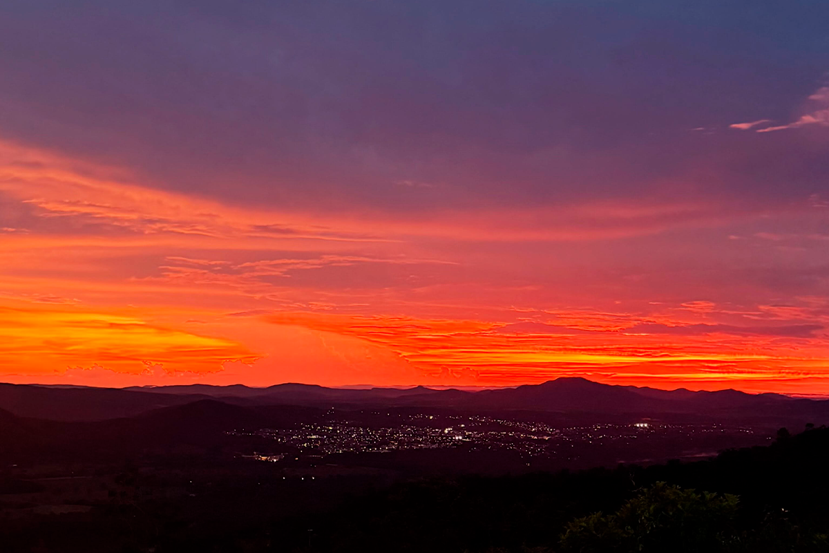 Pôr do sol em Pirenópolis revela espetáculo sobre a Serra dos Pireneus