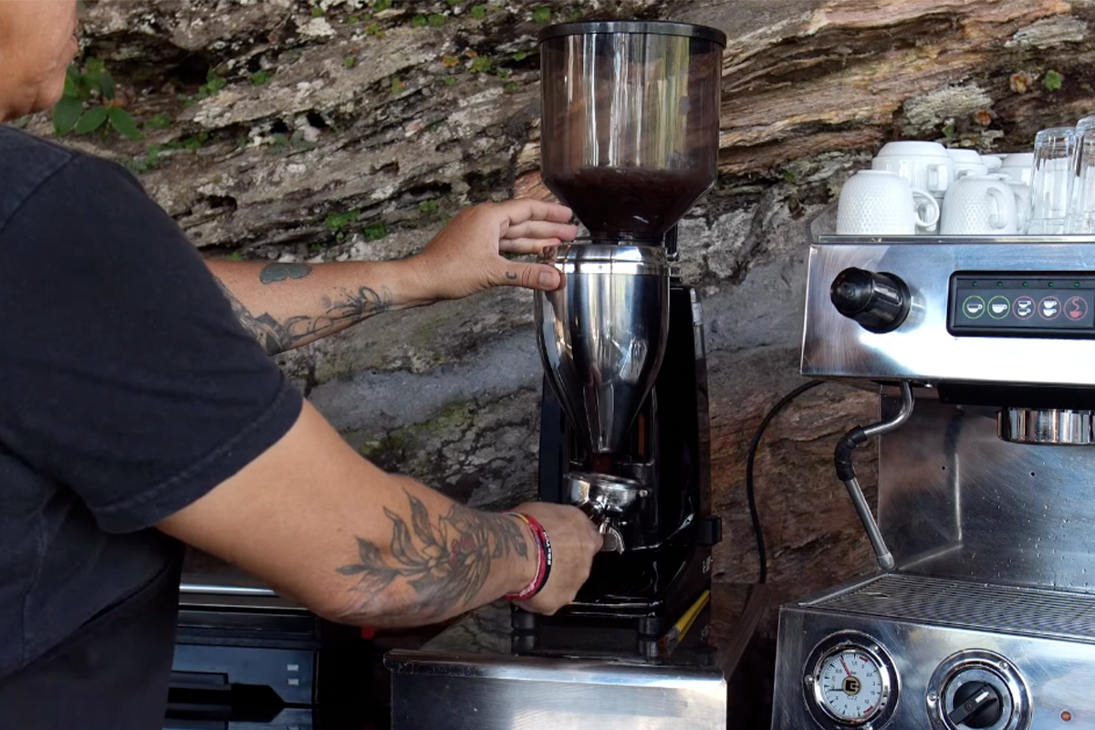 O Café da Reserva Andorinhas oferece uma experiência dedicada aos cafés especiais, unindo conhecimento, qualidade e cuidado em cada etapa do preparo. Em meio à natureza da Reserva Andorinhas, o espaço convida os visitantes a apreciar sabores autênticos em um ambiente acolhedor.