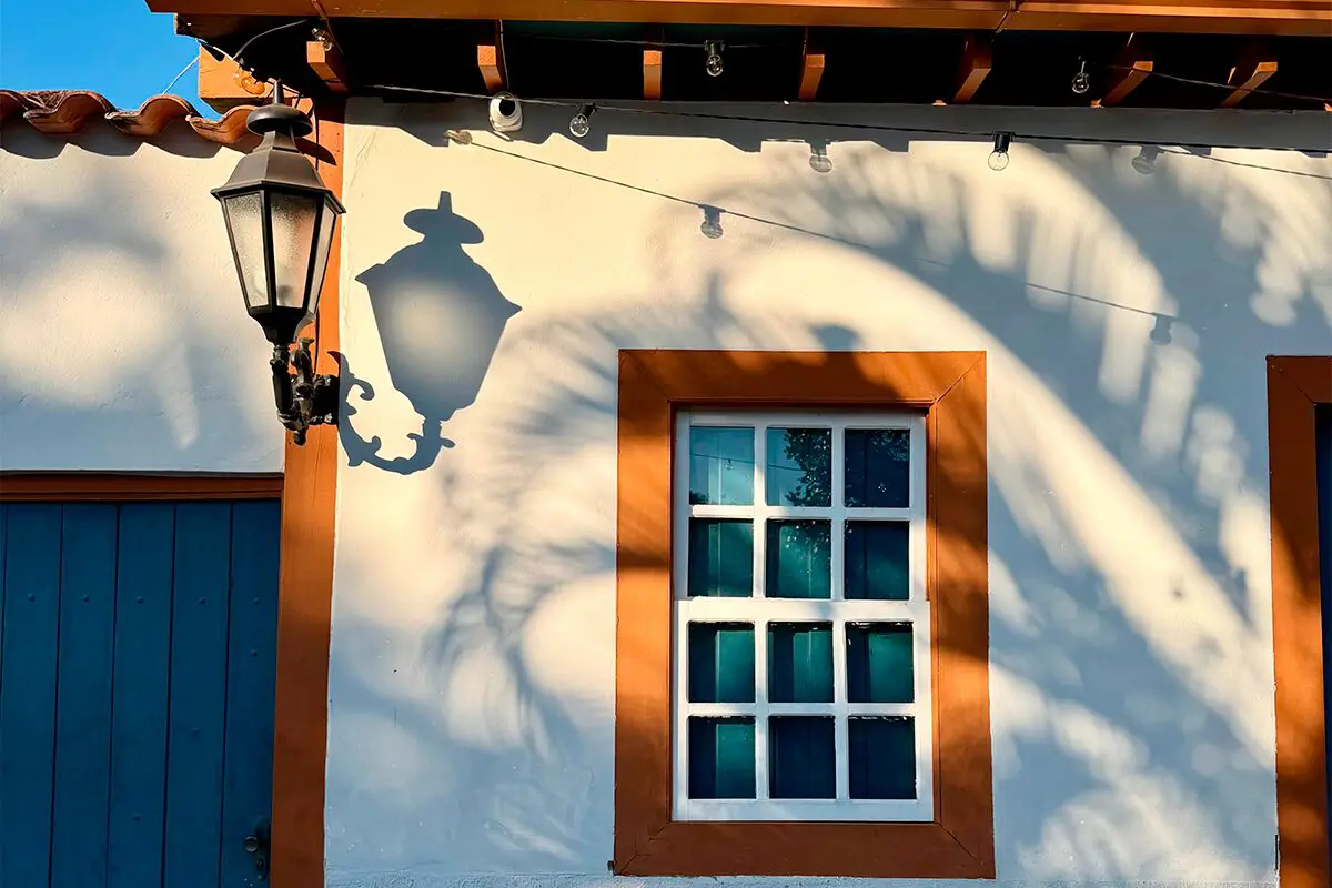 Centro Histórico de Pirenópolis destaca a luz solar na fachada