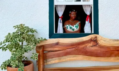 Escultura namoradeira em Pirenópolis encanta nas janelas.