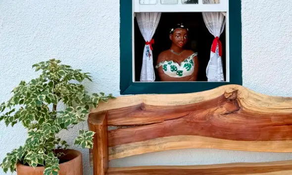 Escultura namoradeira em Pirenópolis encanta nas janelas.