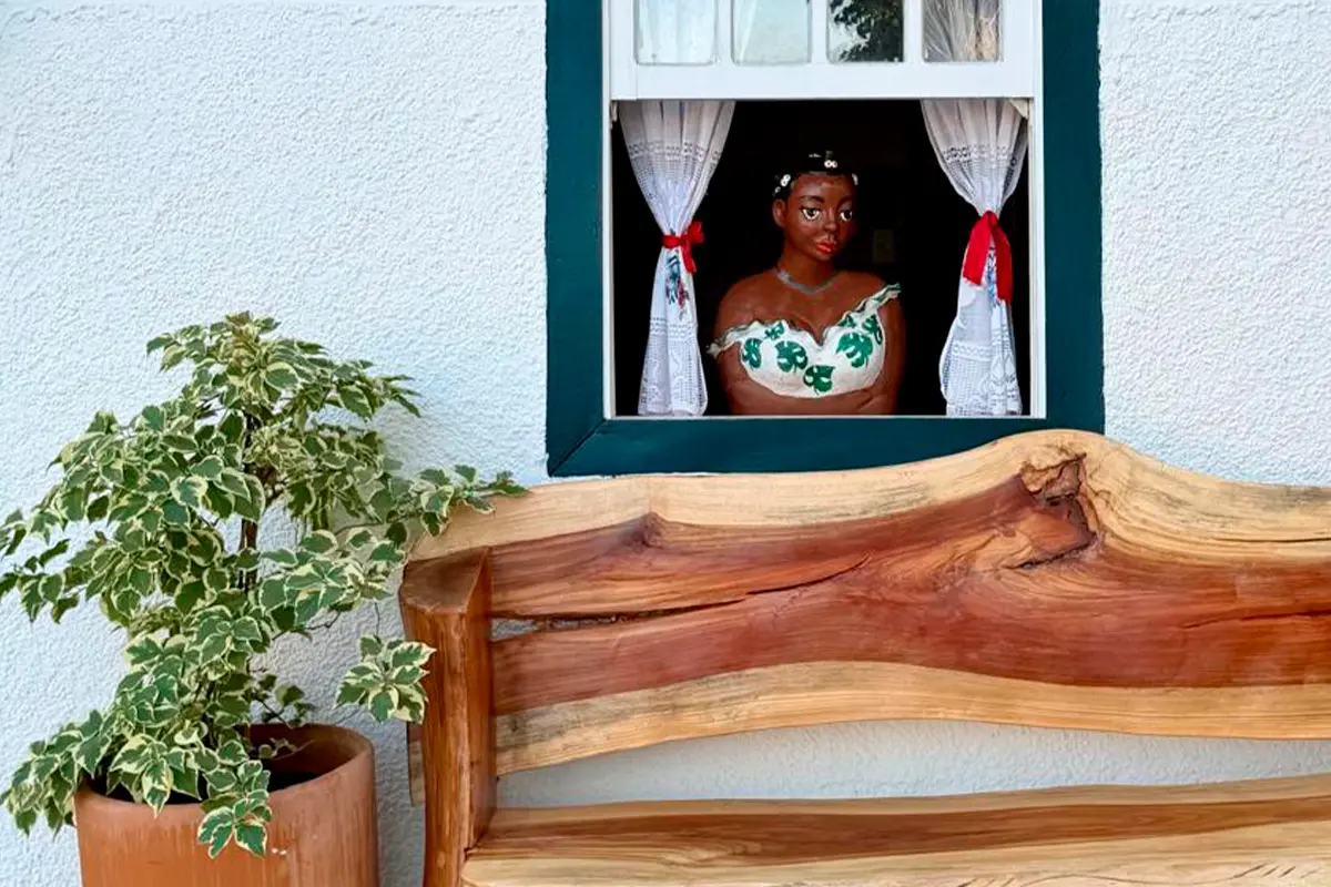 Escultura namoradeira em Pirenópolis encanta nas janelas