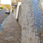 Esgoto em Pirenópolis corre diariamente em trecho do Centro