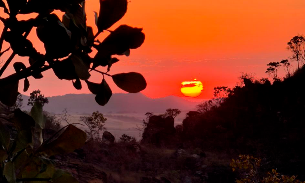 Festa do Morro dos Pireneus une fé e um pôr do sol inesquecível