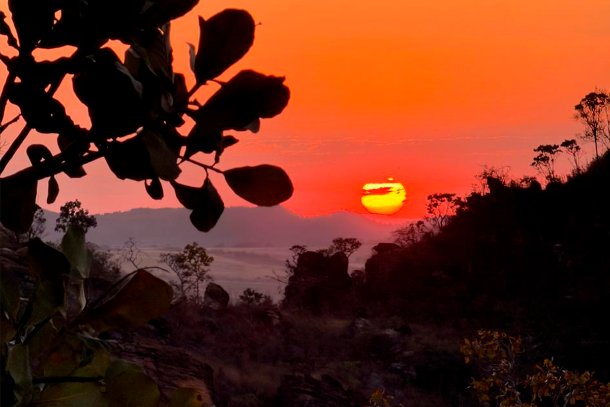 Festa do Morro dos Pireneus une fé e um pôr do sol inesquecível
