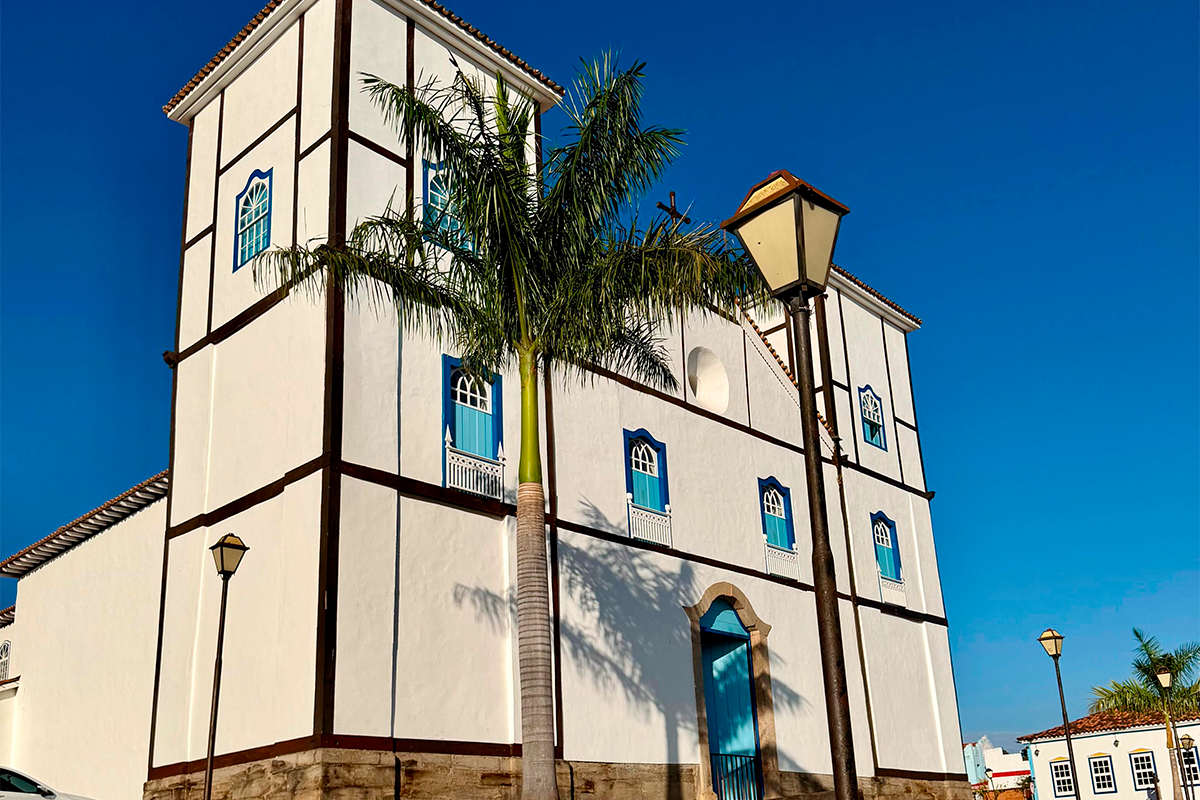 Igreja Matriz se destaca sob o céu azul de Pirenópolis