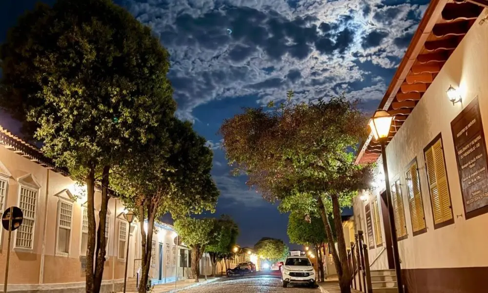 Lua cheia em Pirenópolis ilumina a Rua Direita antes do eclipse