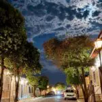 Lua cheia em Pirenópolis ilumina a Rua Direita antes do eclipse