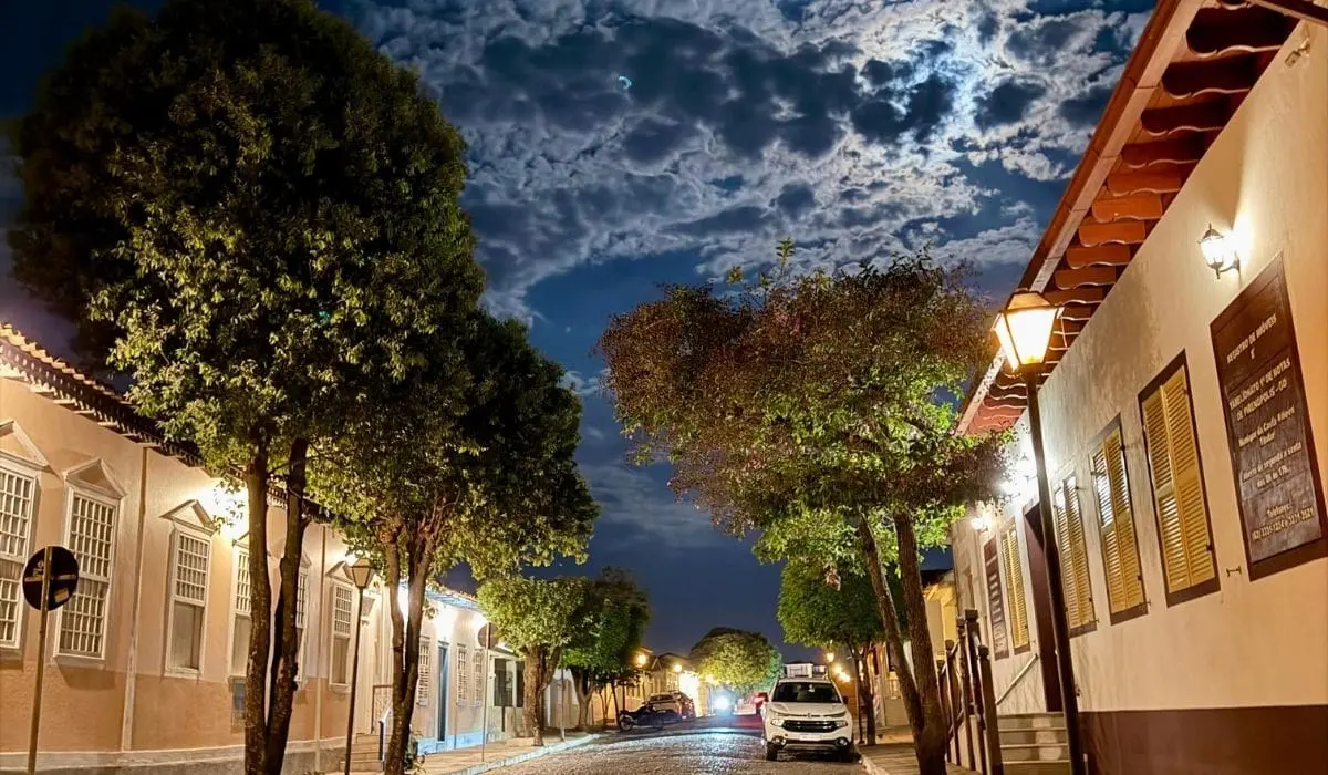 Lua Cheia em Pirenópolis Ilumina a Rua Direita Antes do Eclipse