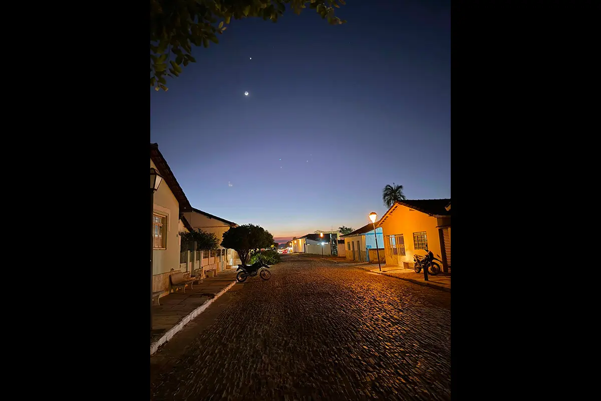 Noite em Pirenópolis revela a Rua da Prata sob a lua: Um encantamento à vista