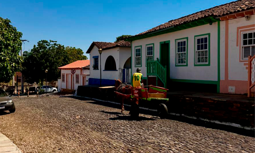 Pirenópolis registra cena cotidiana na histórica Rua Direita