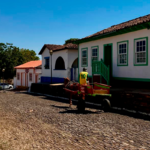 Pirenópolis registra cena cotidiana na histórica Rua Direita