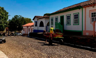 Pirenópolis registra cena cotidiana na histórica Rua Direita Pirenópolis registra cena cotidiana na histórica Rua Direita