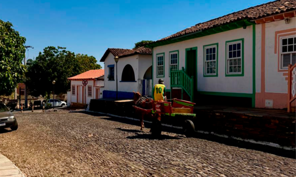 Pirenópolis registra cena cotidiana na histórica Rua Direita