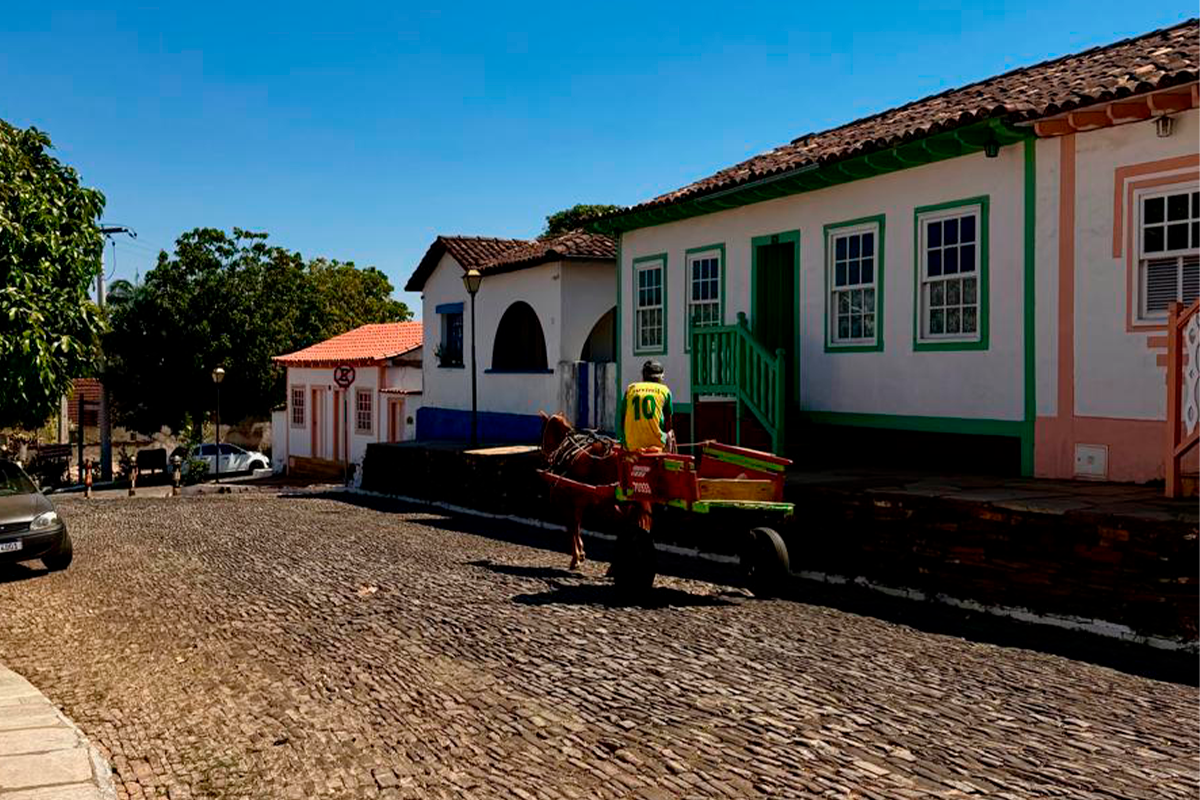 Pirenópolis Registra Cena Cotidiana na Histórica Rua Direita