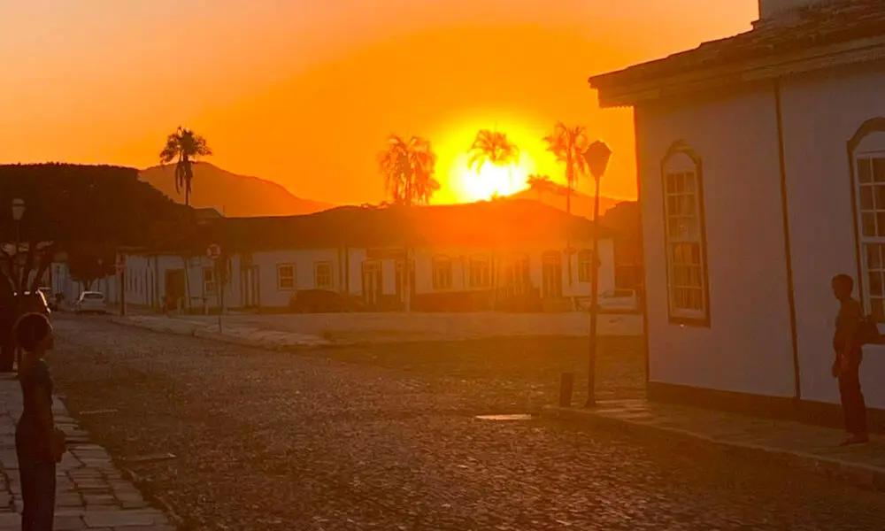 Pôr do sol em Pirenópolis ilumina o Centro Histórico