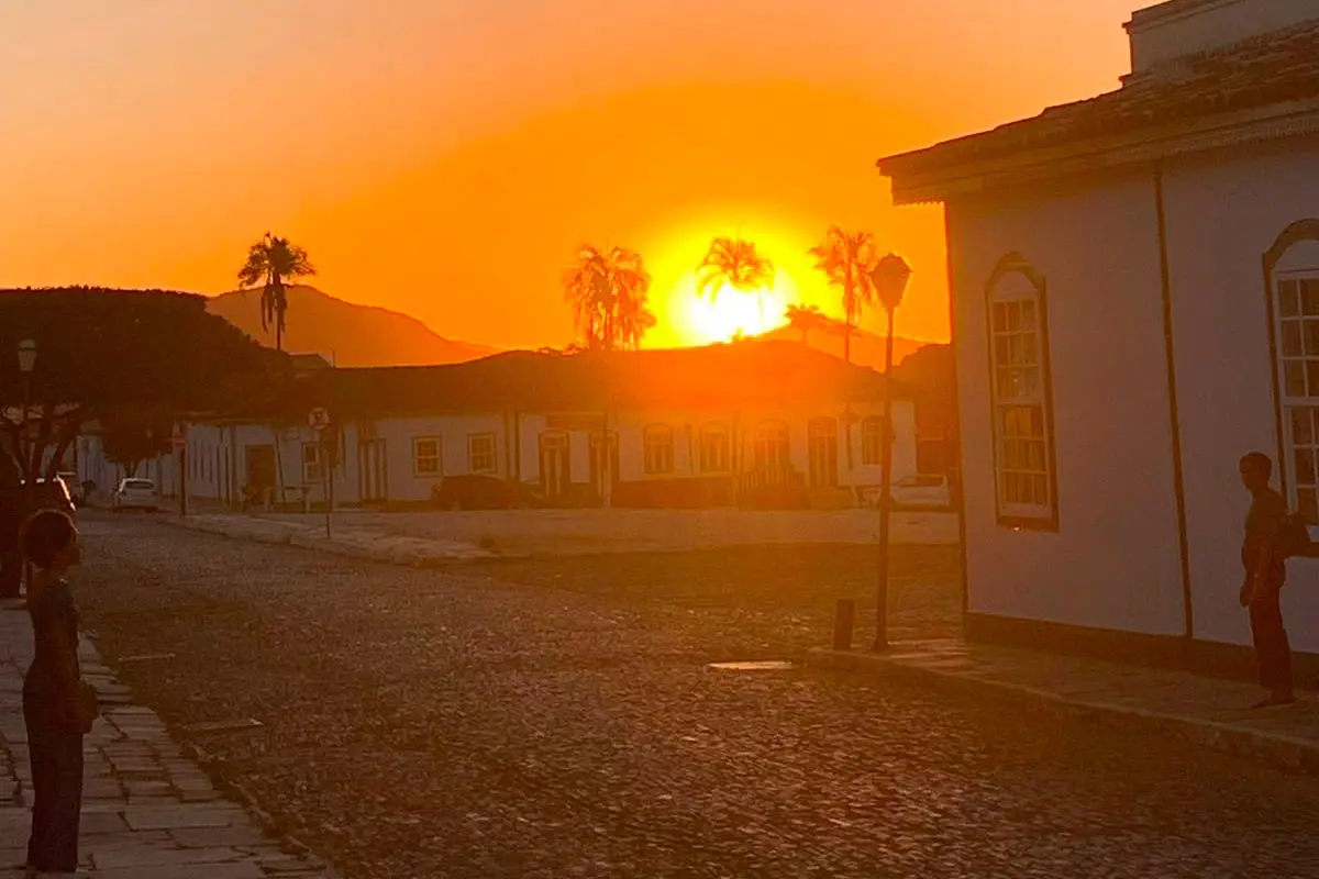 Pôr do sol em Pirenópolis ilumina o Centro Histórico com cores mágicas