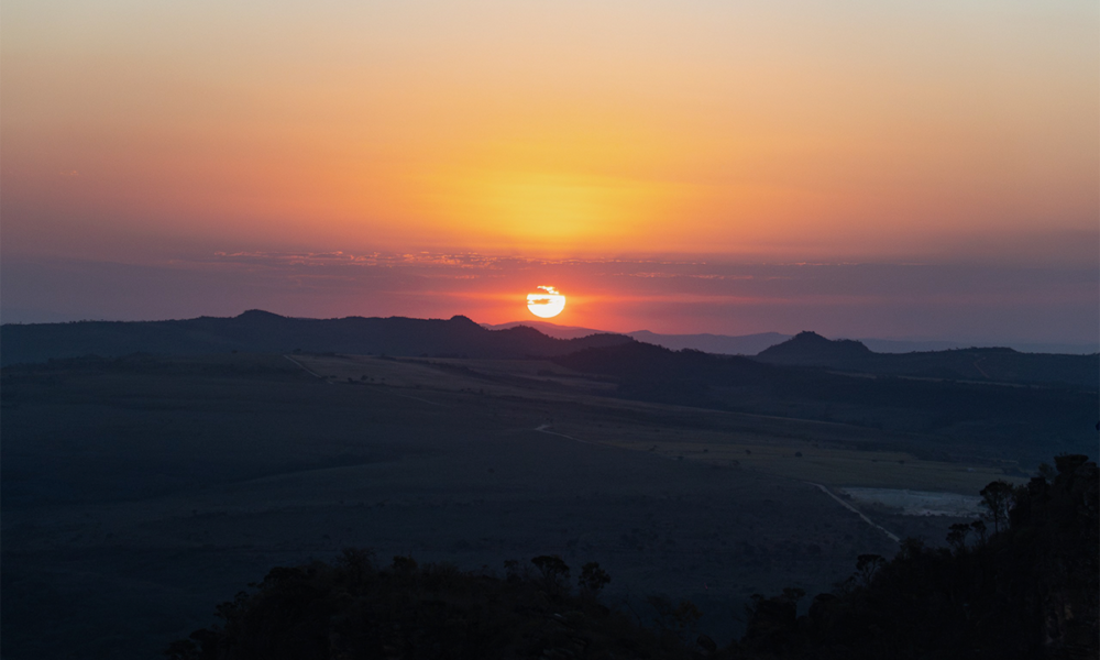 Pôr do sol na Serra dos Pireneus encanta durante Festa do Morro