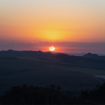 Pôr do sol na Serra dos Pireneus encanta durante Festa do Morro