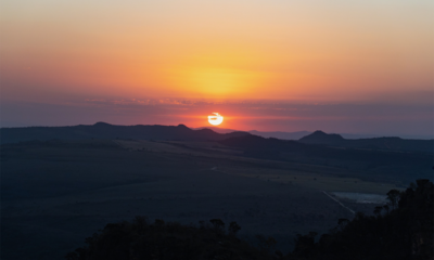 Pôr do sol na Serra dos Pireneus encanta durante Festa do Morro