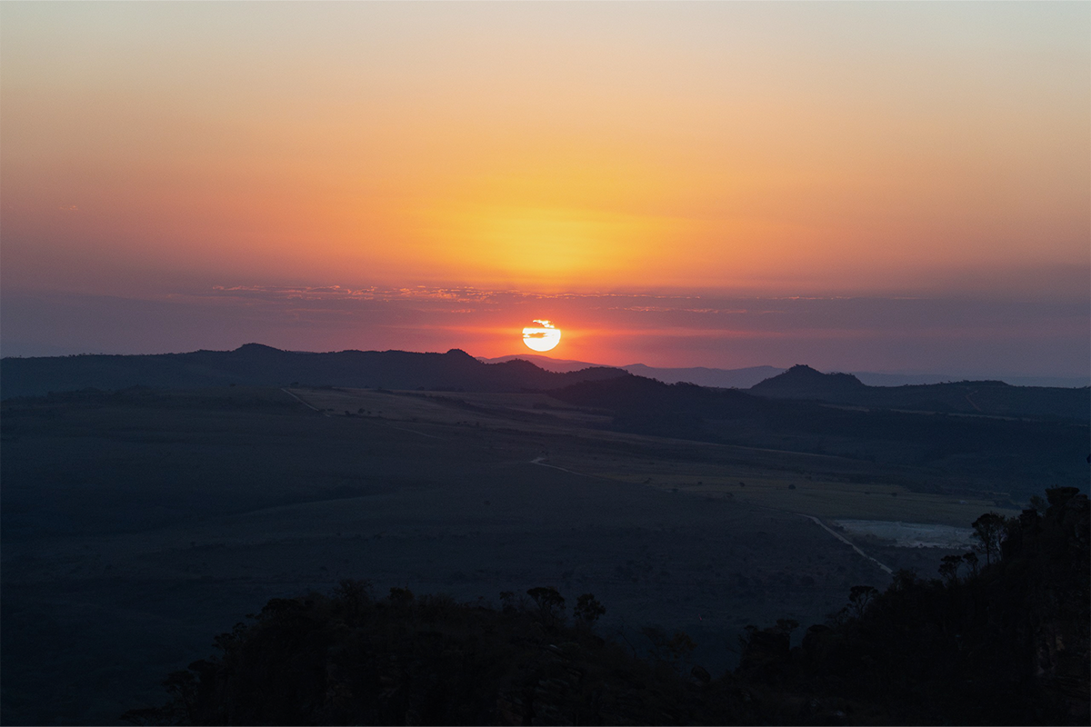 Pôr do sol na Serra dos Pireneus encanta durante Festa do Morro