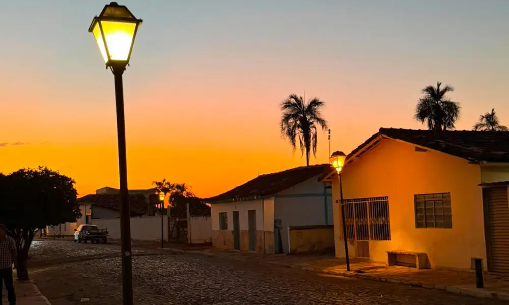 Rua da Prata em Pirenópolis ganha luz dourada ao entardecer