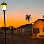 Rua da Prata em Pirenópolis ganha luz dourada ao entardecer