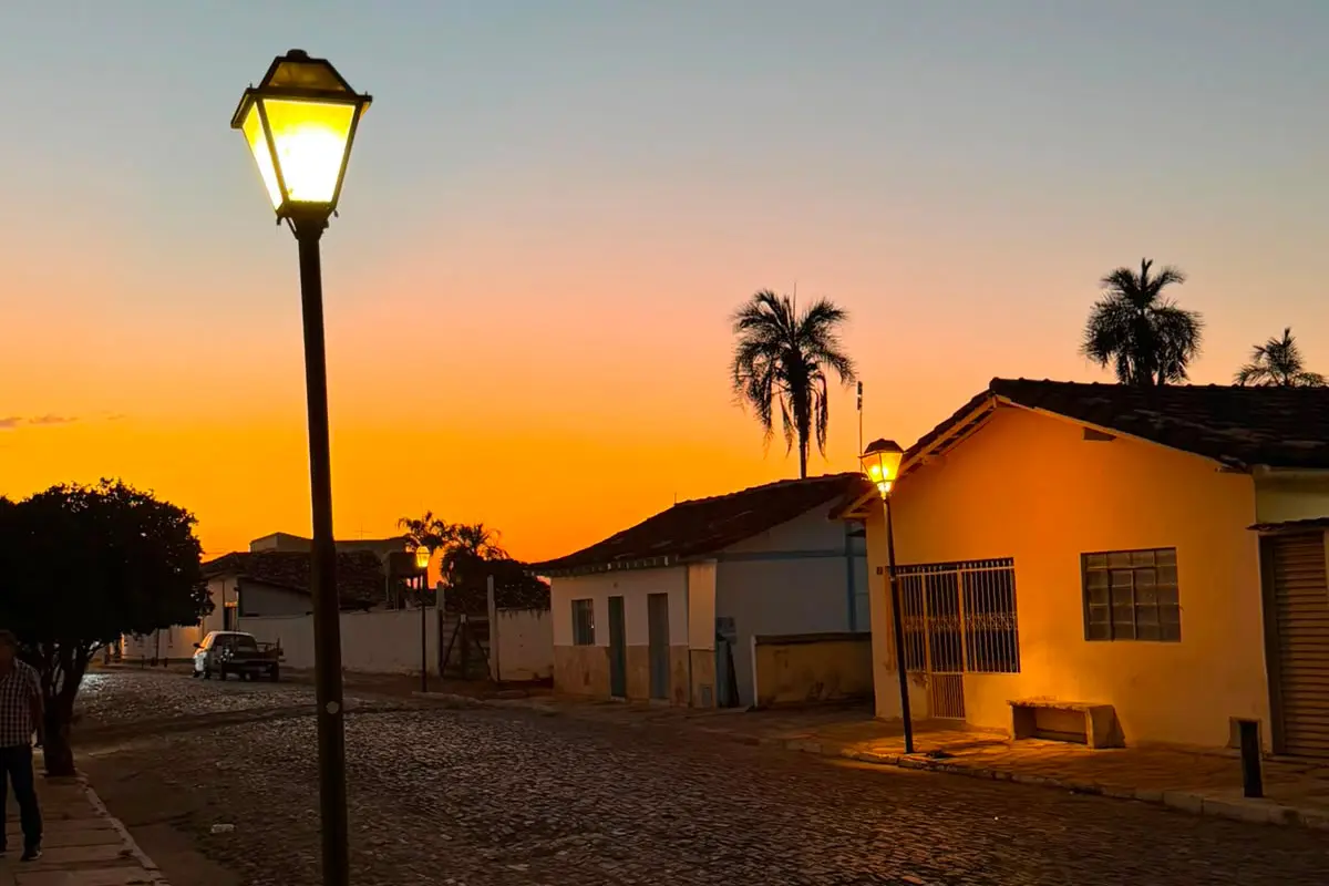 Rua da Prata em Pirenópolis ganha luz dourada ao entardecer