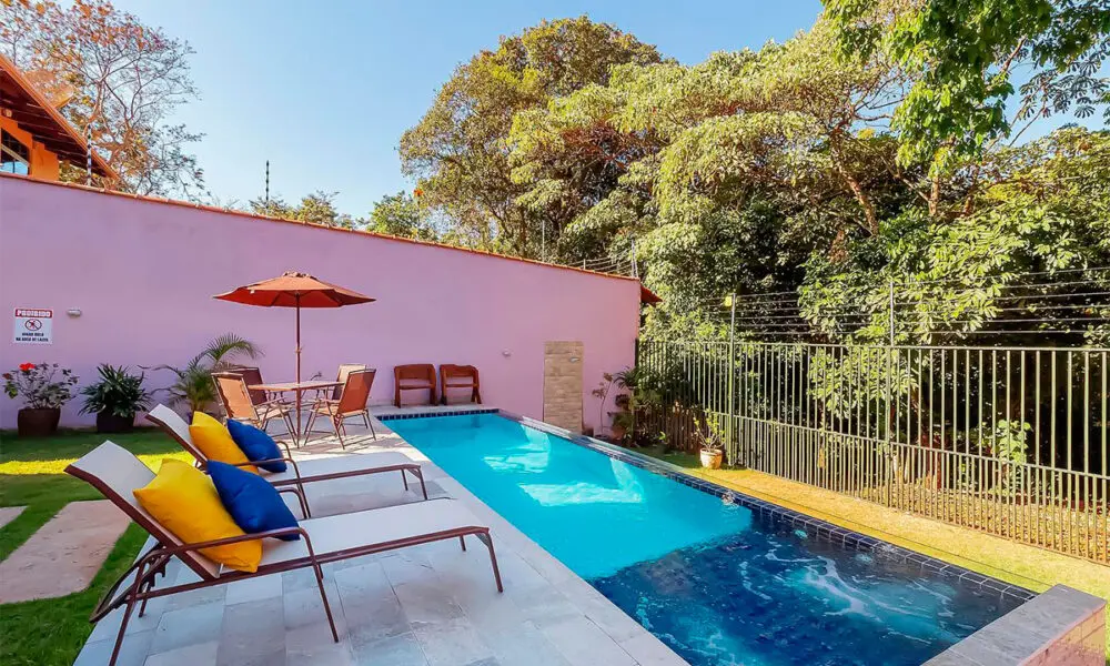 Casa Soul Pirenópolis: hospedagem com piscina e área verde