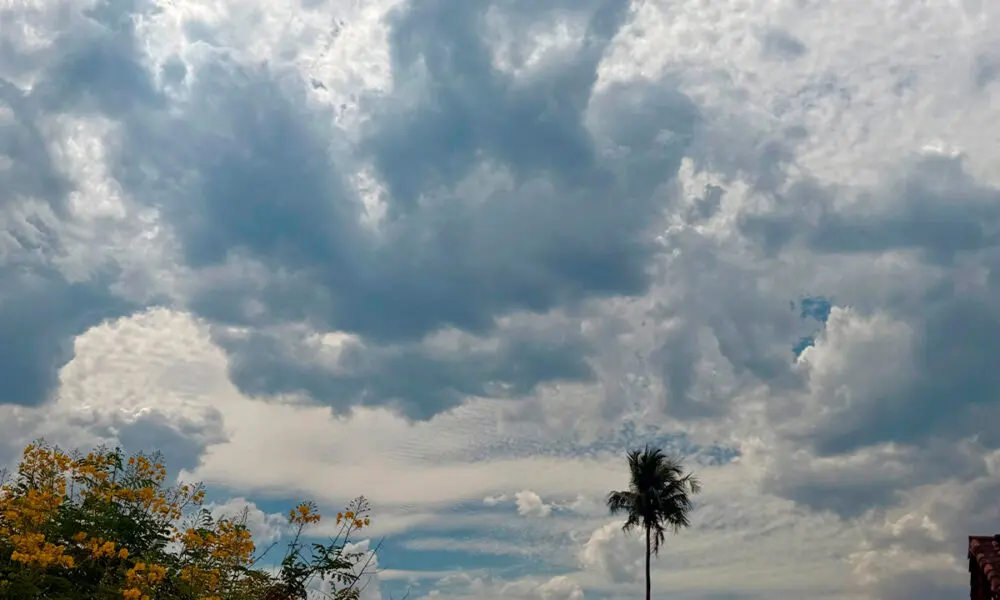 Céu de Pirenópolis ganha formas e cores entre telhados e palmeiras