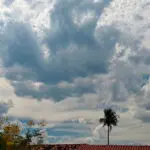 Céu de Pirenópolis ganha formas e cores entre telhados e palmeiras