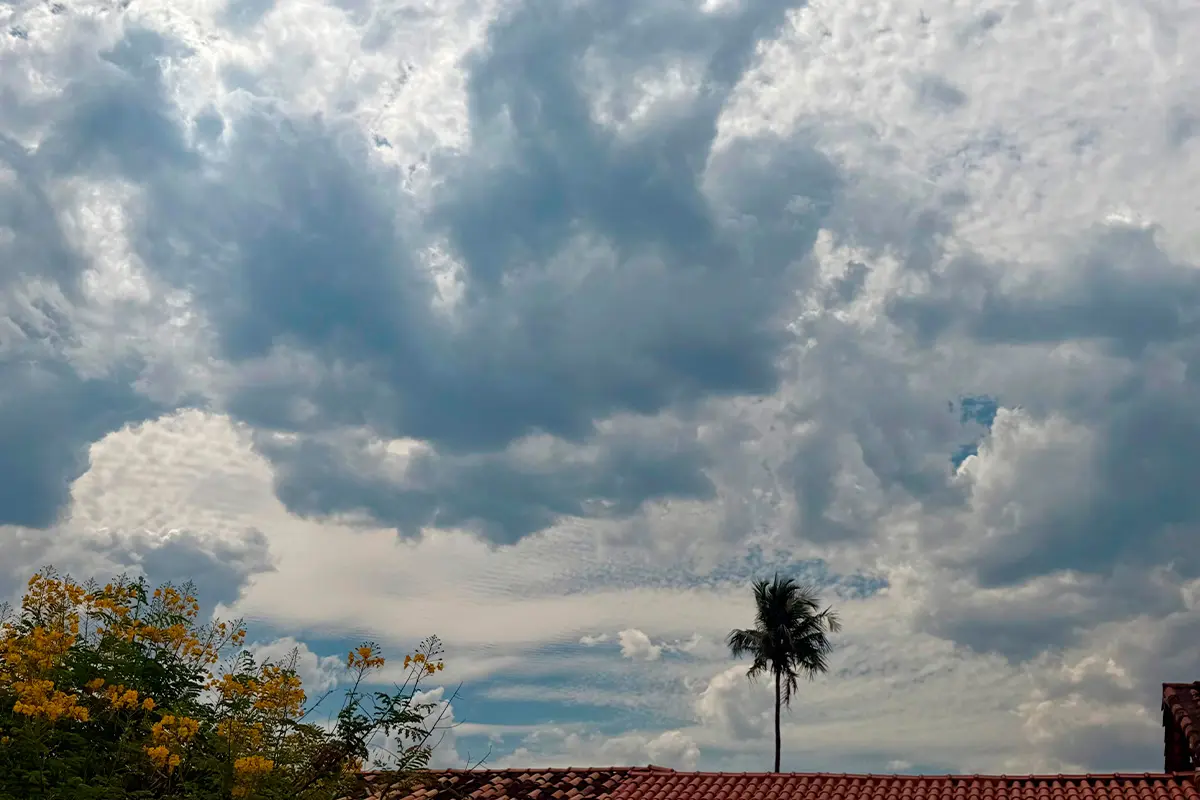 Céu de Pirenópolis ganha formas e cores entre telhados e palmeiras