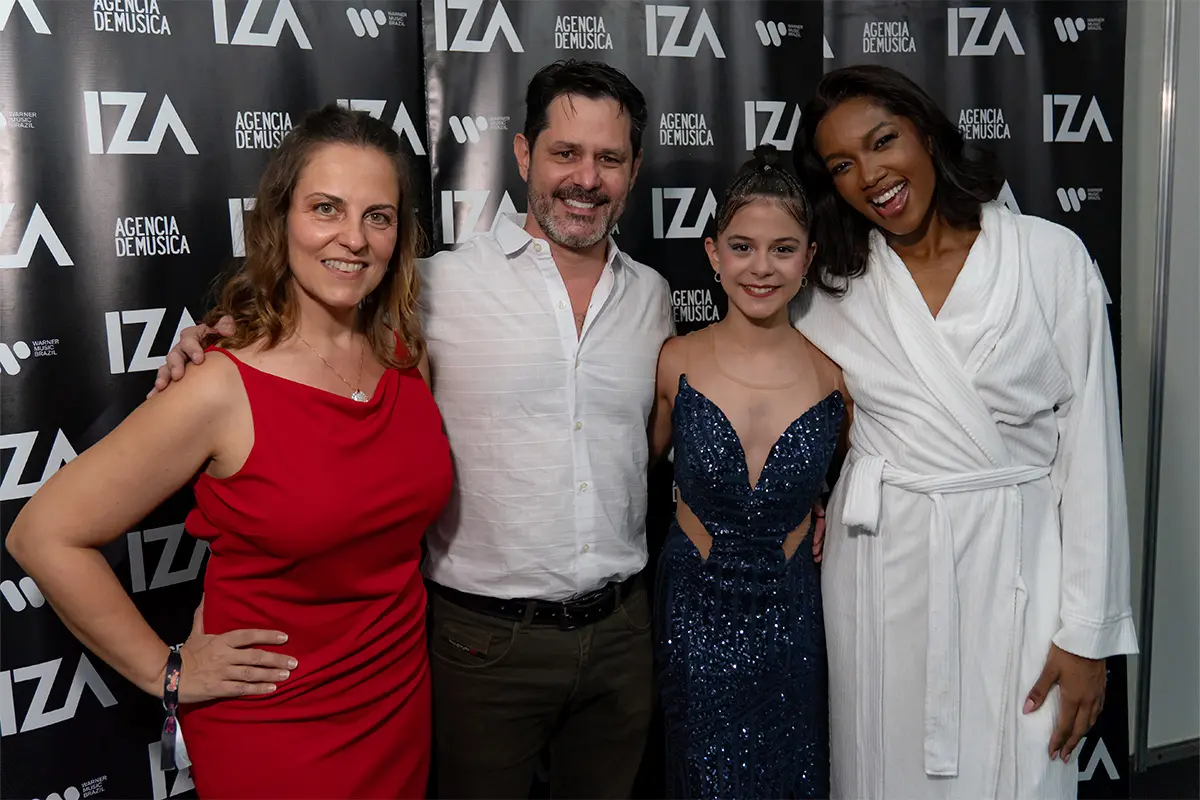 IZA chama Gabi Cruz ao palco para cantar “Dona de Mim”