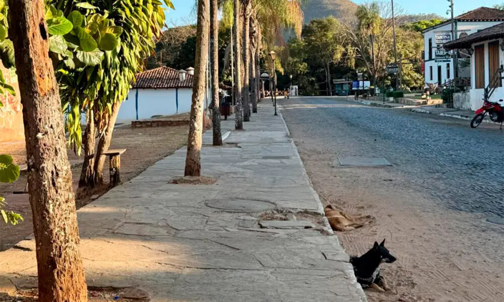 Manhã em Pirenópolis revela uma cidade tranquila e arborizada