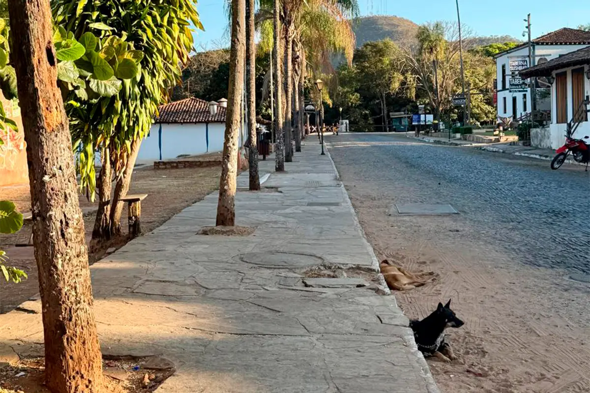 Manhã em Pirenópolis revela uma cidade tranquila e arborizada