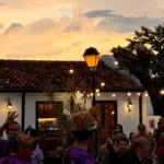 Pequi Sonoro no Centro Histórico reúne música, público e cultura em Pirenópolis, enquanto o pôr do sol transforma a paisagem em um cenário especial.