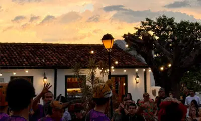 Pequi Sonoro no Centro Histórico: música e pôr do sol Pequi Sonoro no Centro Histórico reúne música, público e cultura em Pirenópolis, enquanto o pôr do sol transforma a paisagem em um cenário especial.