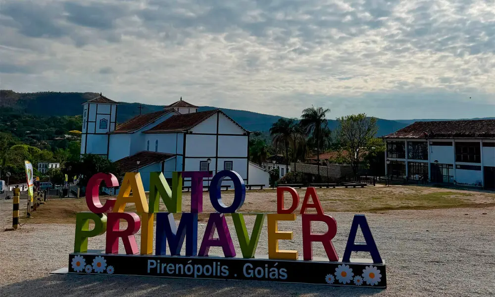 Pirenópolis em uma manhã de céu aberto e clima de Canto da Primavera
