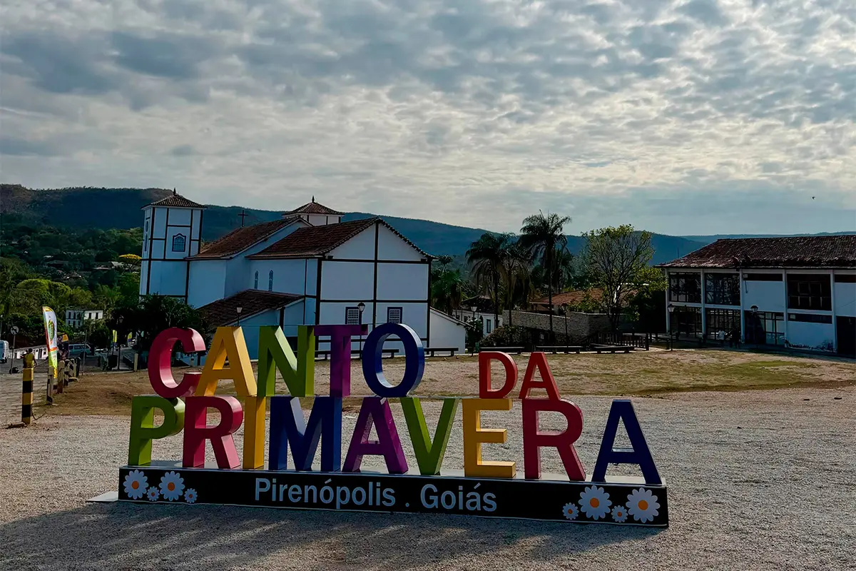 Pirenópolis em uma manhã de céu aberto e clima de Canto da Primavera