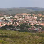 Pirenópolis vista de cima revela a cidade entre as serras