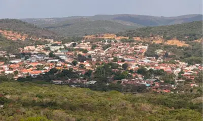Pirenópolis vista de cima revela a cidade entre as serras Pirenópolis vista de cima revela a cidade entre as serras