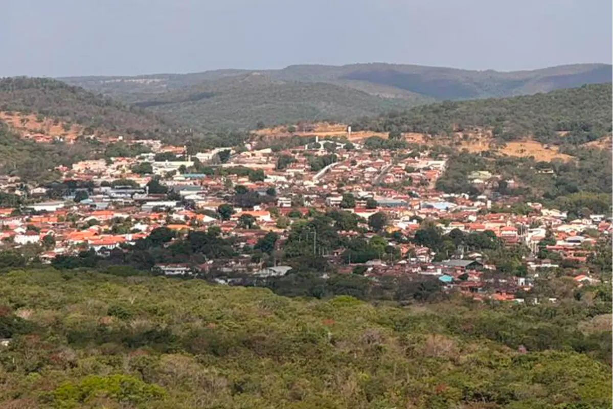 Pirenópolis vista de cima revela a cidade entre as serras
