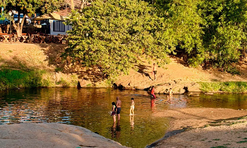 Rio das Almas em Pirenópolis vira refúgio no calorão.