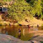 Rio das Almas em Pirenópolis vira refúgio no calorão.