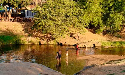 Rio das Almas em Pirenópolis vira refúgio no calorão. Rio das Almas em Pirenópolis vira refúgio no calorão.