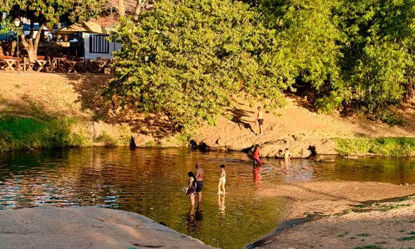 Rio das Almas em Pirenópolis vira refúgio no calorão.