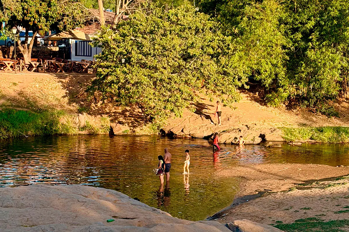 Rio das Almas em Pirenópolis vira refúgio no calorão