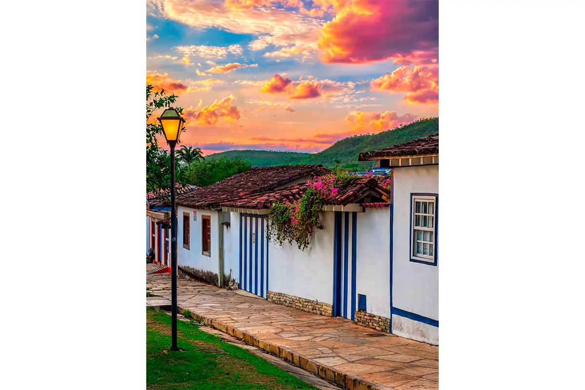 Rua Aurora em Pirenópolis ganha cores no fim de tarde e encanta visitantes